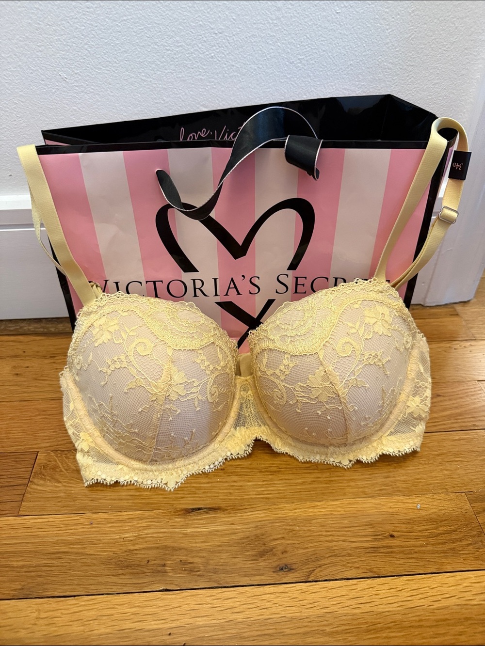 Victoria's Secret Pale Yellow Lace lined Bra